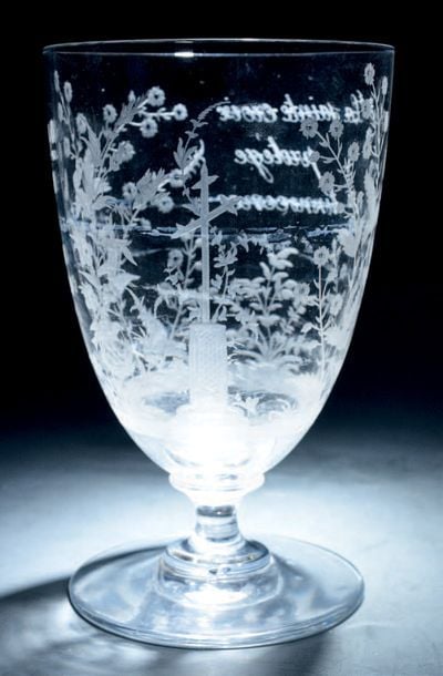 Gobelet à piédouche en cristal richement gravé d'une croix, de feuillages fleuris et de la mention