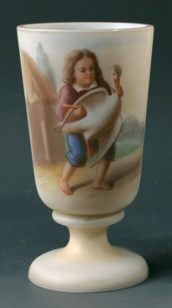 Gobelet à piédouche en opaline blanche satinée à décor d'enfant tenant une oie et, en opposé, de fleurs polychrome