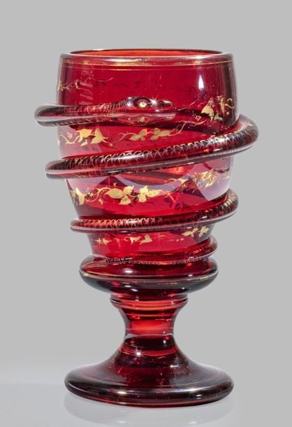 Gobelet à piédouche en verre rouge orné d'un serpent enroulé en spirale ; décor dor