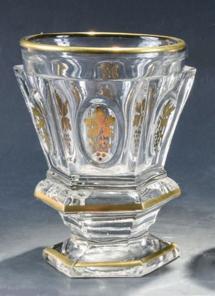 Gobelet à piédouche et cordon saillant en cristal moulé de lunettes ovales sur côtes plates; décor doré de grappes de raisin et de filet