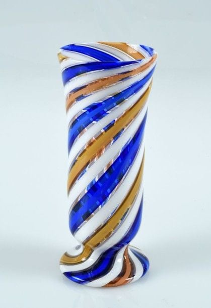 Gobelet à piédouche ou vase en cristal à décor de rubans bleus, blancs et jaune ocre spiralé