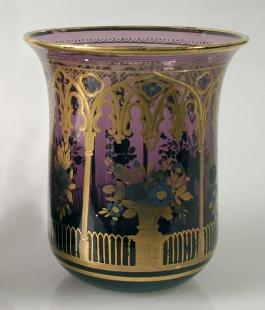 Gobelet "cathédrale" à bord évasé en cristal améthyste décoré d'arcades gothiques dorées à l'effet et de bouquets de fleurs argentées, de myosotis bleus et de feuillage dor