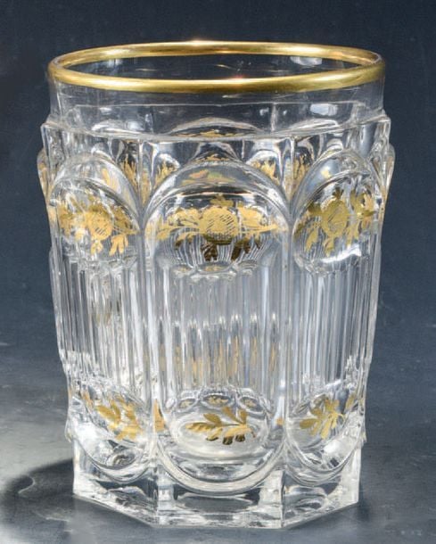 Gobelet droit en cristal moulé à côtes plates et motifs godronnés à fines côtes biseautées; décor doré de fleurettes, de feuillages et de file