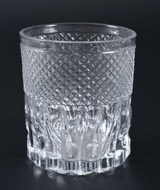 Gobelet droit en cristal taillé à pointes de diamant et côtes de bambou en partie inférieur