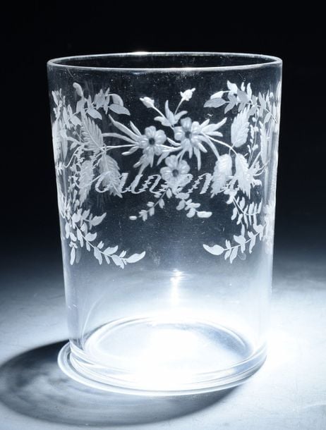 Gobelet en cristal à décor gravé de guirlandes végétales et de la mention «Souvenir