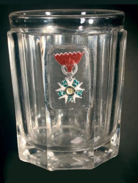 Gobelet en cristal moulé à côtes plates orné d'un motif émaillé sur paillon d'or blanc et or jaune représentant une médaille de chevalier de la Légion d'Honneur (égrenure à la base