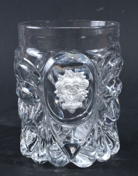 Gobelet en cristal moulé à décor godronnée orné d'un cristallo-cérame représentant un bouquet de fleurs dont une pensée tenu par deux main