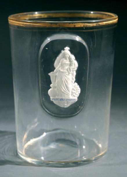Gobelet en cristal orné d?un cristallo-cérame représentant Notre-Dame des Eaux portant l?enfant Jésu
