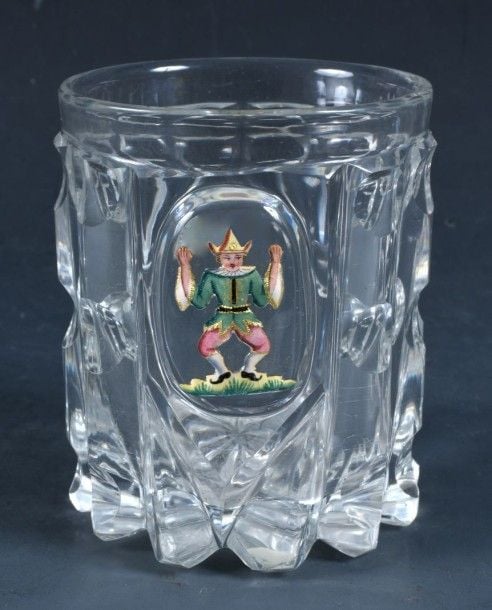 Gobelet en cristal taillé à côtes de bambou; décor émaillé polychrome sur paillon d'or représentant un pantin ou un personnage de cirque orientalisan