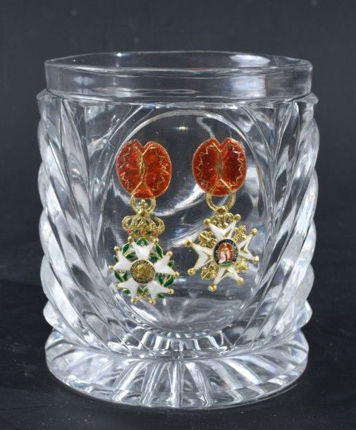 Gobelet en cristal taillé à côtes torses en forme de palmes et réserve ovale crantée, orné d'une croix de la Légion d'honneur et d'une croix de l'ordre de Saint-Louis émaillées sur paillon d'o