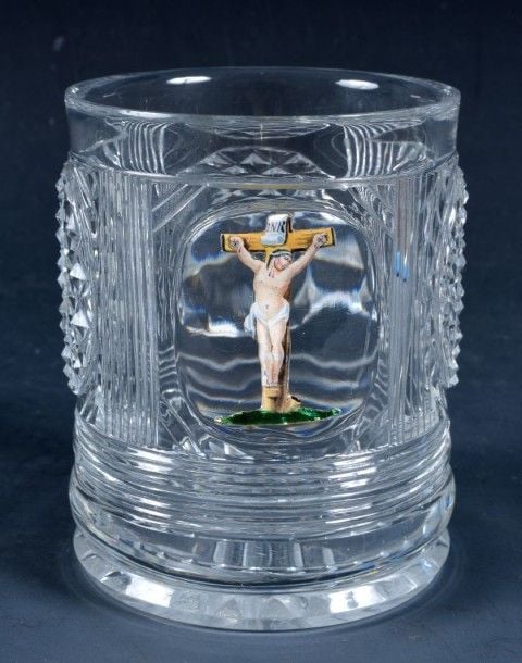 Gobelet en cristal taillé de trois pastilles diamantées et de filets biseautés; décor émaillé polychrome sur paillon d'or représentant un crucifi