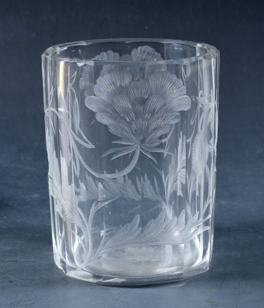 Gobelet en demi-cristal taillé à côtes plates à décor taille-gravé de rameaux fleuri