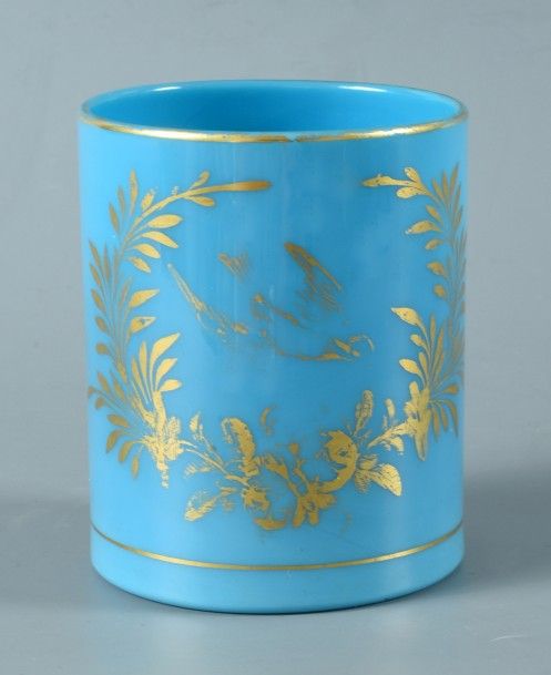 Gobelet en opaline de cristal turquoise à décor doré de rameaux croisés encadrant un oisea