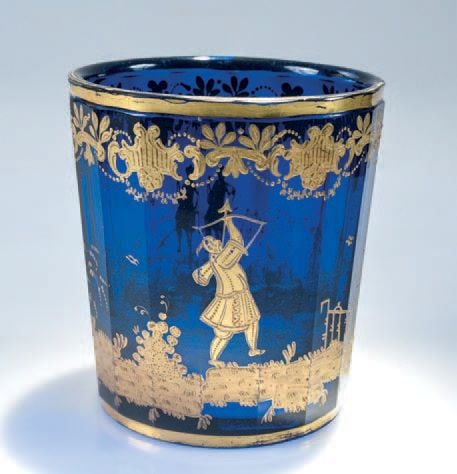Gobelet en verre bleu taillé à côtes plates et décor doré chinoisant de deux guerriers et d'une pagode; guirlande de rinceaux, de feuilles et de cartouches dorés en bordur