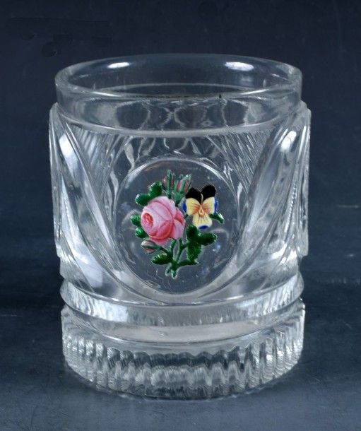 Gobelet romantique en cristal taillé à côtes torses, mandorles striées et base crantée; décor émaillé polychrome sur paillon d'or représentant une pensée, une rose et trois bouton