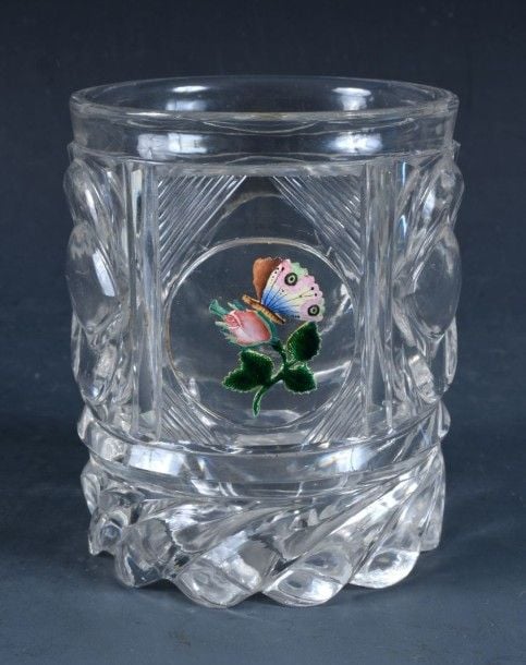Gobelet romantique en cristal taillé à draperies godronnées, navettes et base à côtes torses; décor émaillé polychrome sur paillon d'or représentant un papillon posé sur une ros
