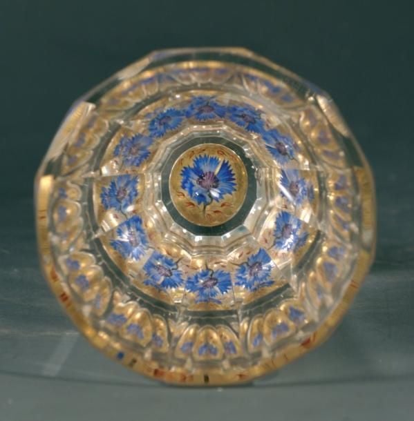 Gobelet taillé côtes plates, le fond orné d?un motif "Zwischengoldglas" de bleuet sur fond dor