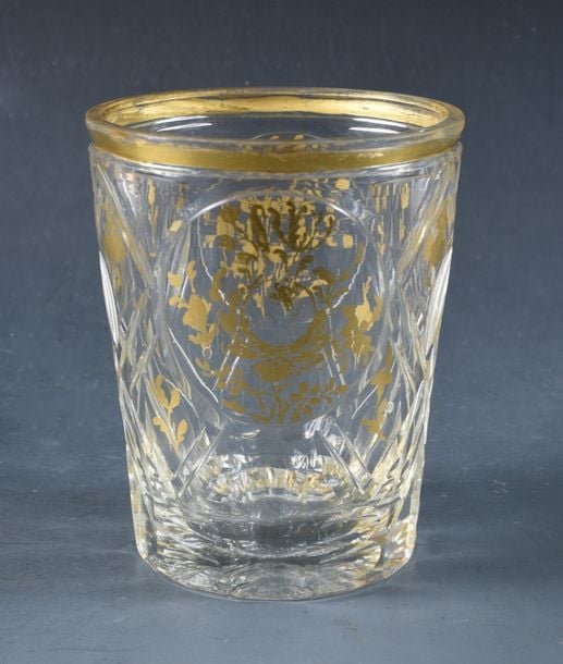Gobelet tronconique en verre taillé à motifs de losanges et deux médaillon