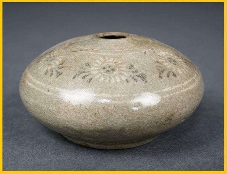 GODET A EAU LENTICULAIRE EN CERAMIQUE CELADON