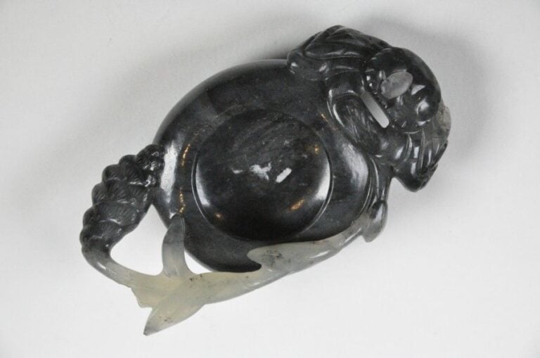Godet de peintre en jade, anse à décor de crab
