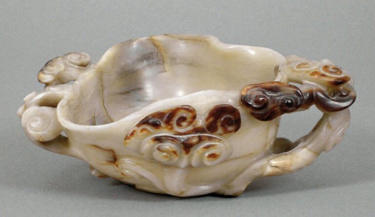 Godet de peintre en jade néphrite céladon veiné de rouille, sculpté en forme de champignon lingzh