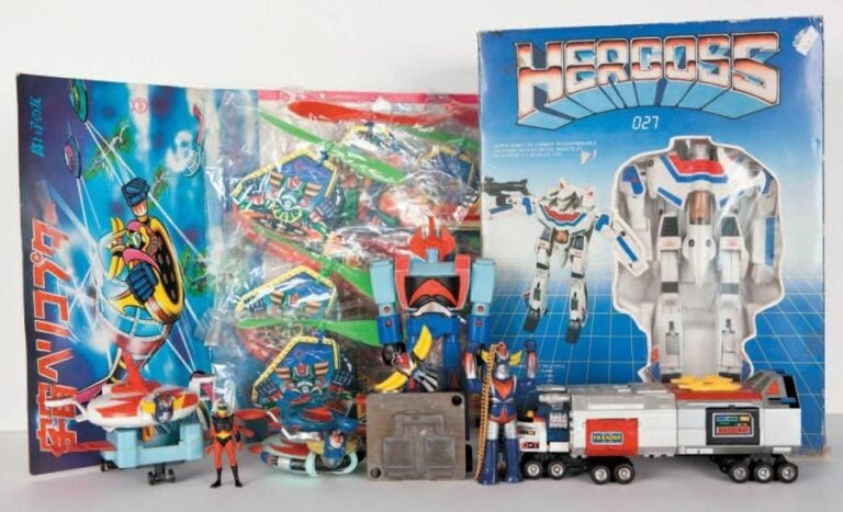 Goldorak Lot Divers Japanime: Présentoir de jouets de bazar «Hélicoptère Goldorak» + Daimos Truck DX incomplet + 1 Moule en acier Goldorak + Robot Danguard plastique de 19,5 cm + Soucoupe de Goldorak «Jouet de bain» Bandai + Pendentif Goldorak 10,5 cm + Soucoupe Goldorak à lanceur 7 cm + Porte-clés Lulu Berlu + Soucoupe Fabianplastica incomplete + Pvc Fabianplastica loose + Hergoss Savie (Copie Macross) Grendizer Miscellaneous Japanime items: Display stand Grendizer helicopter + Daimos Truck DX uncomplete + 1 Grendizer mould + Robot Dangard Plastic 19,5 cm + Flying saucer Grendizer "Bubble Bath" Bandai + Pendant Grendizer 10,5 cm + Grendizer Flying saucer 7 cm + Key holder Lulu Berlu + Flying saucer FabianPlastica uncomplete + Pvc FabianPlastica loose + Hergoss Savie (Counterfeit Macross)