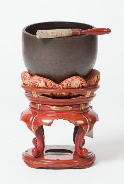 Gong en forme de bol (keisu) sur un coussi