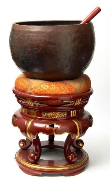 Gong en forme de bol (keisu) sur un coussi