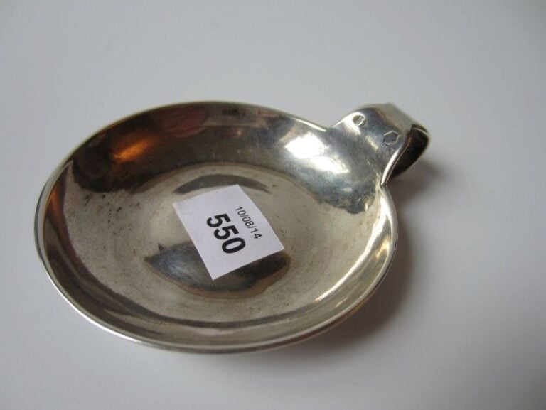 GOÛTE-ALCOOL en argent uni, la bordure gravée «Billard-Tambourtay», l'anse à enroulemen