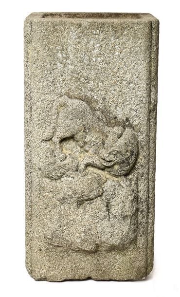 Grand bassin à eau en pierre (granit) (chozubachi) décoré sur un côté d'un tigre en relief sur un roche