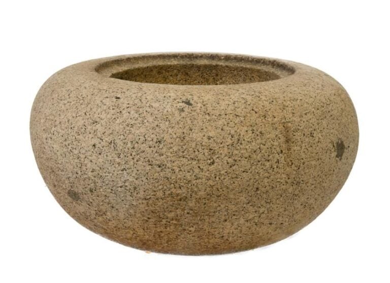 Grand bassin à eau (mizubachi) en granite gris de forme ronde pour le jardi