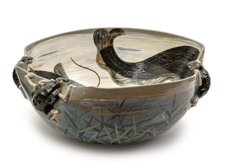 Grand bol en céramique à motif de de trois kappa (dans le folklore, une créature aquatique parfois dangereuse avec une carapace de tortue dans son dos) regardant par-dessus le bord du puits du bol où une paire de silures (namazu) est représenté
