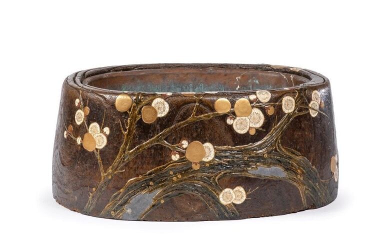 GRAND BRASERO EN BOIS A DECOR LAQUE DE BRANCHES DE PRUNUS / SAKURA, HIBACHI