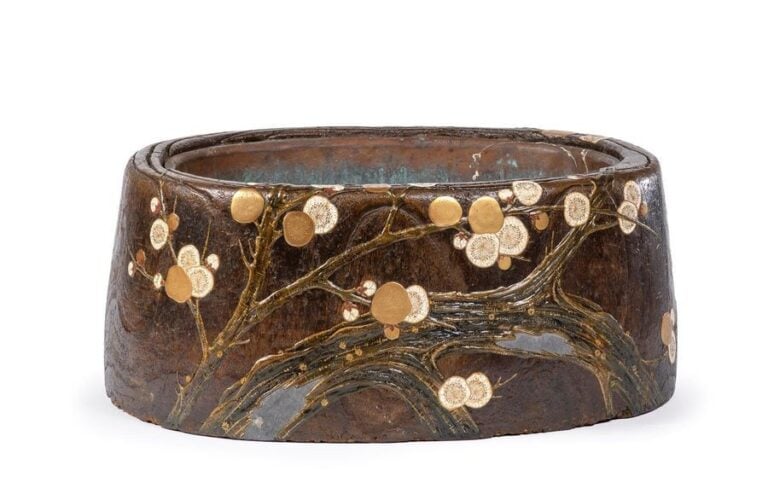 GRAND BRASERO EN BOIS A DECOR LAQUE DE BRANCHES DE PRUNUS / SAKURA, HIBACHI