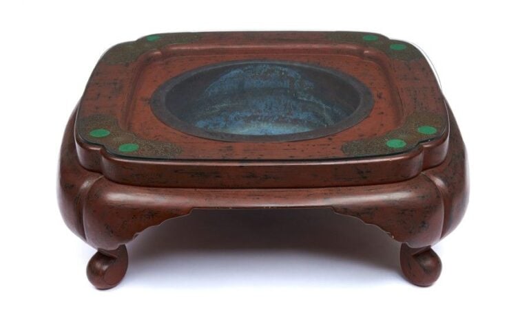 Grand brasero en forme de table (daimyo hibachi) laqué rouge negoronur