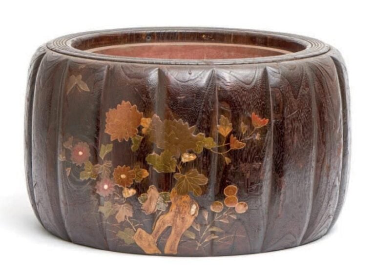 GRAND BRASÉRO (hibachi) en bois de paulownia (kiri) décoré de petits papillons et de chrysanthèmes en laque rouge, verte et doré