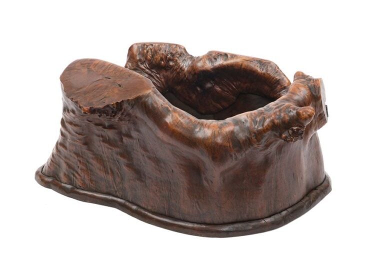 Grand brasero (hibachi) fabriqué à partir d'un tronc d'arbre évidé en zelkova (keyaki), complété par un intérieur en méta