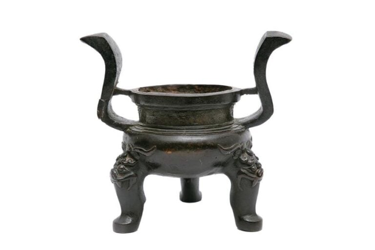 GRAND BRÛLE-PARFUM TRIPODE EN BRONZE A PATINE BRUNE, DING