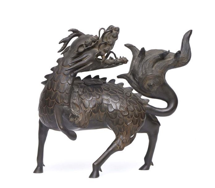 Grand brûleur à encens (k?ro) de bronze en forme de kirin, animal mythologique porte-bonheu