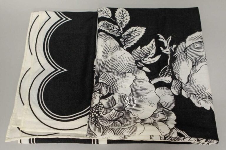 Grand CARRE en étamine de laine imprimé noir et écru à décor floral (150 x 150 cm)