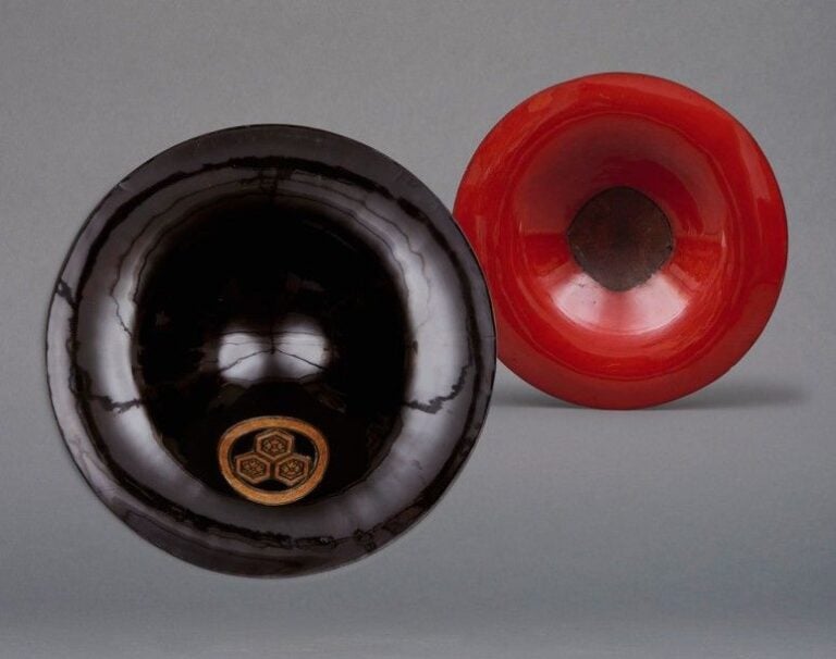 Grand casque de samouraï (jingasa) laqué noir décoré d'un emblème familial laqué de couleur doré