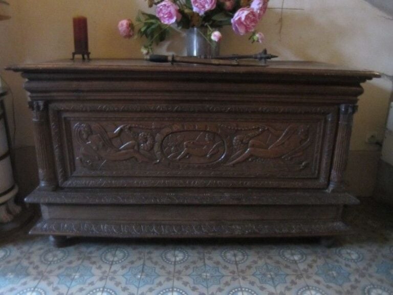 Grand coffre en chêne sculpté à décor de nymphe