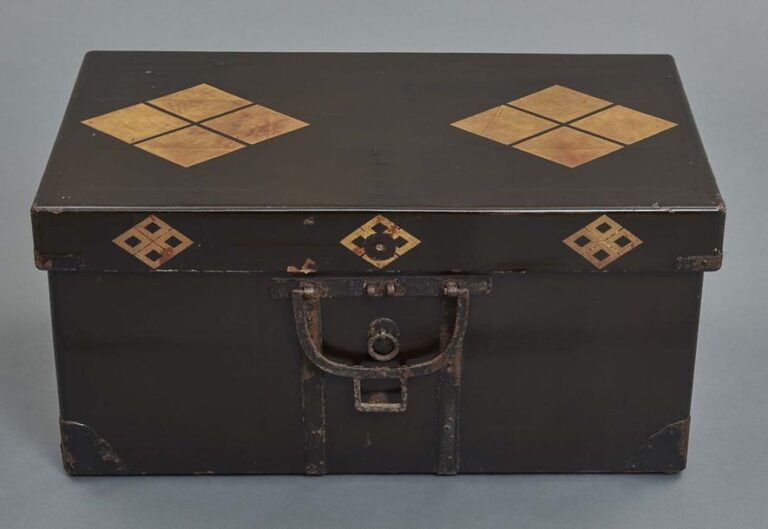 Grand coffre noir avec un décor sur le couvercle figurant des emblèmes en forme de losange (hishi mon