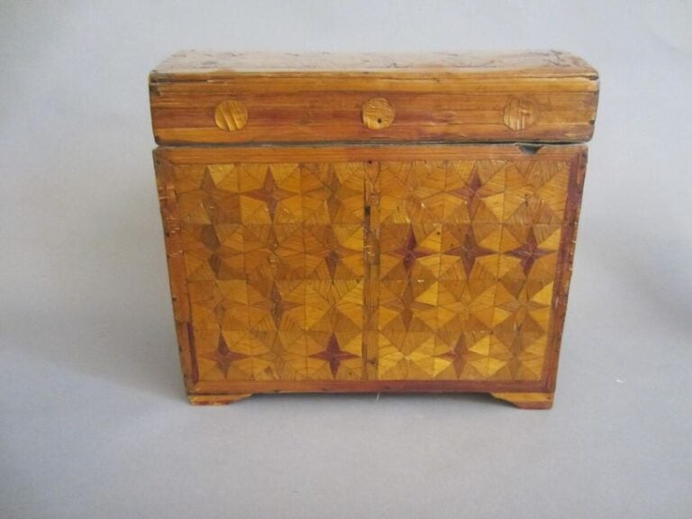 Grand coffret bombé en marqueterie de paille, intérieur garni de tissus bleu