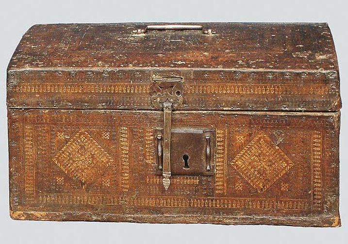 Grand coffret en cuir doré au petit fer ; poignée sur le couvercle et serrure à moraillo