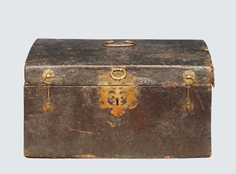 Grand coffret recouvert de cuir avec garniture en laito