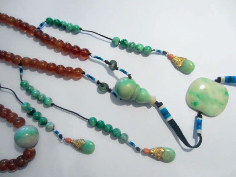 Grand collier de cour composé de 108 perles en ambre et de nombreuses perles et éléments en jadéit