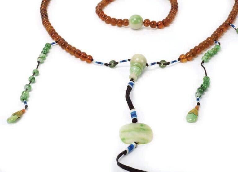Grand collier de cour composé de 108 perles en ambre et de nombreux perles et éléments en jadéit
