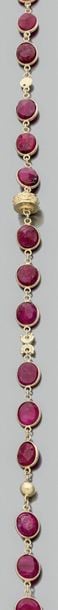 Grand COLLIER en vermeil (925 millièmes) composé de quatre rangs de rubis de forme ovale et poire, alternés de motifs de forme divers