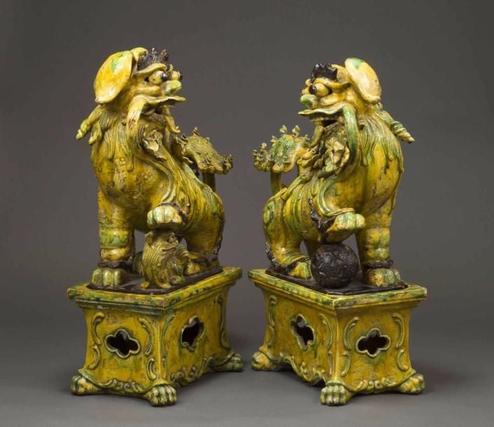 GRAND COUPLE DE CHIENS FO EN GRES DE SHIWAN A GLACURE DITE "SANCAI" Chine, Fours de Shiwan, Epoque première moitiée du XXe siècle Conçue en miroi